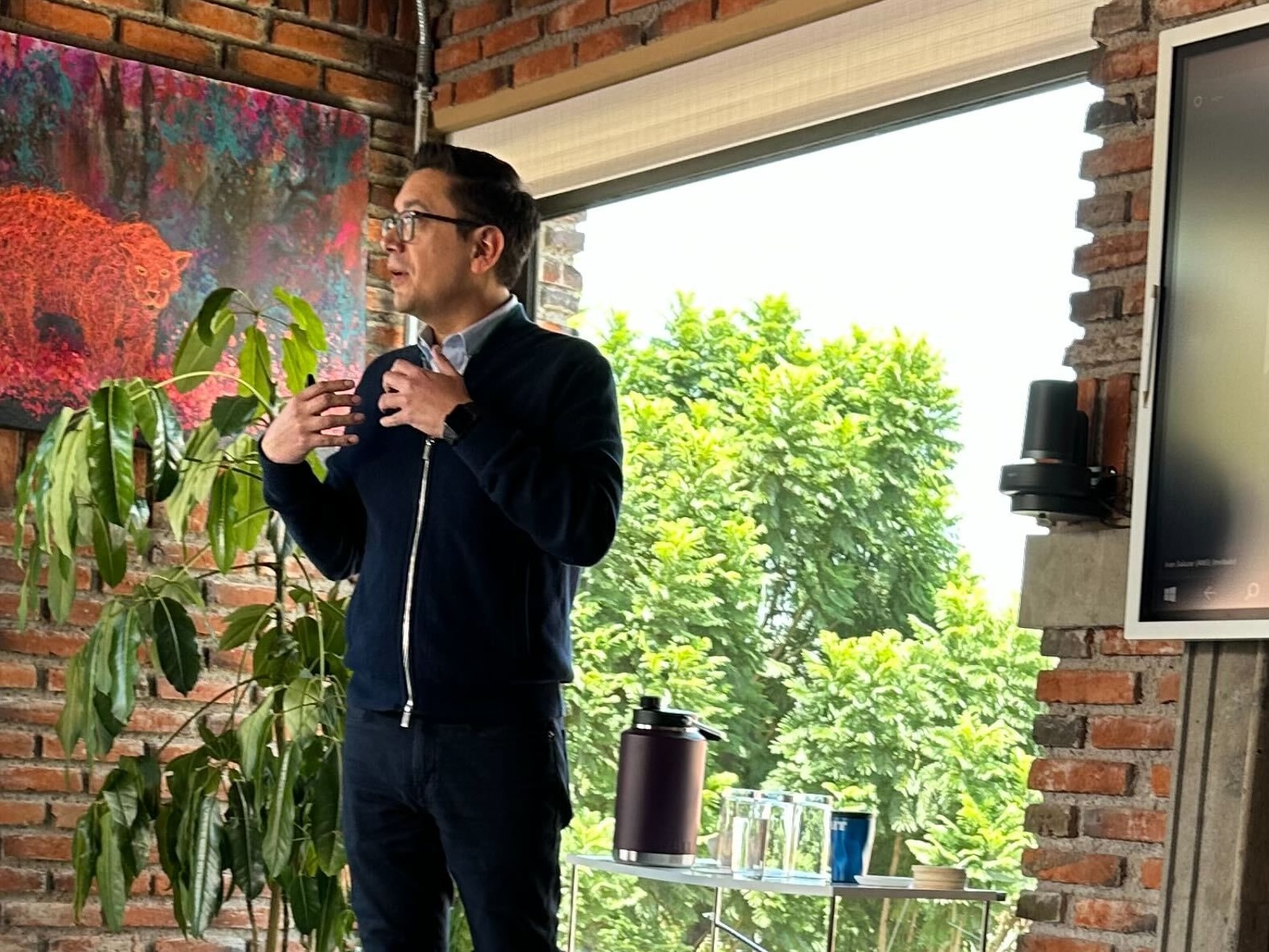 Ivan facilitando un taller de innovación